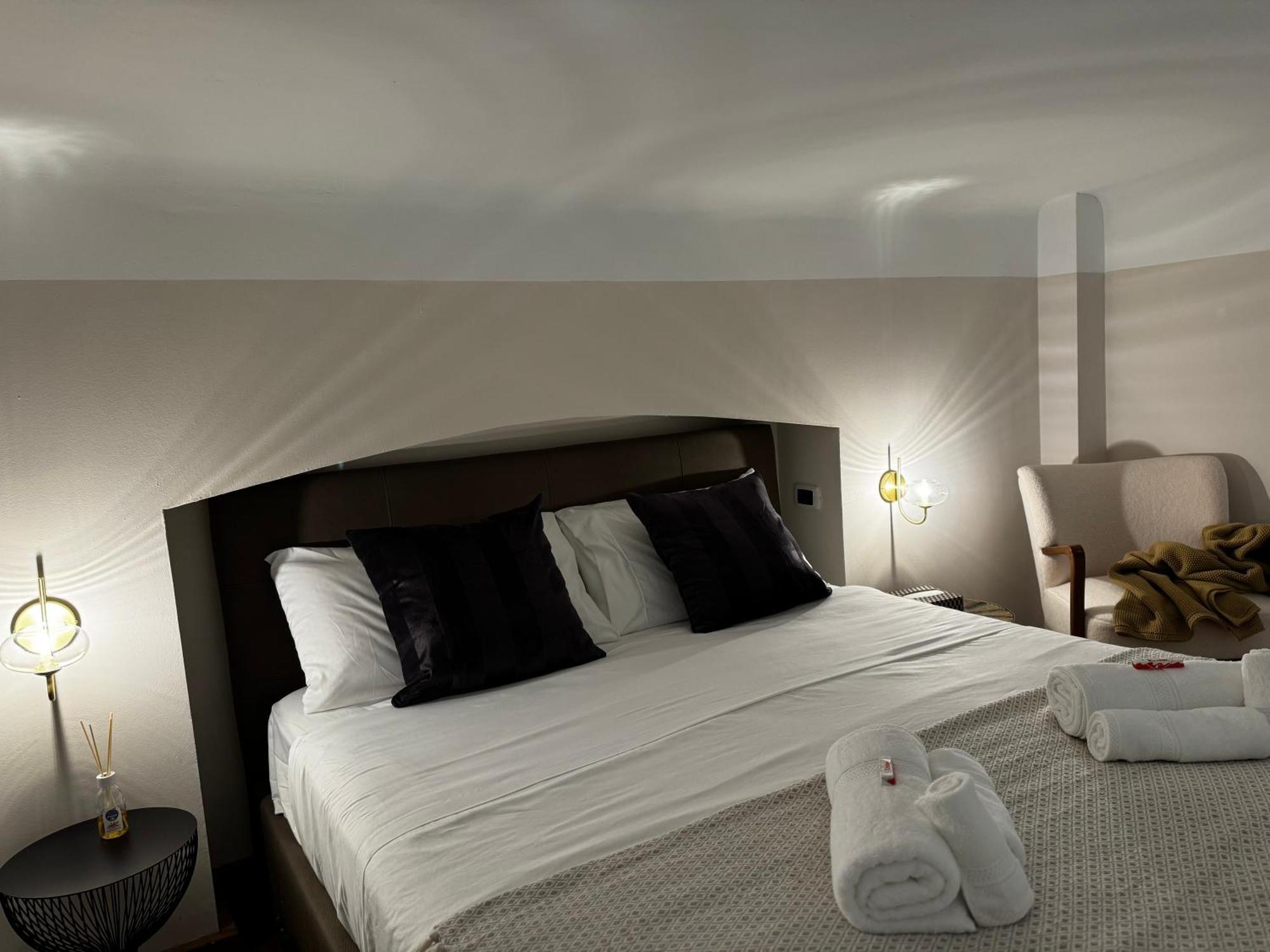 Regina Milano In Verona - Sky Tv, Wifi E Breakfast Box Appartement Buitenkant foto